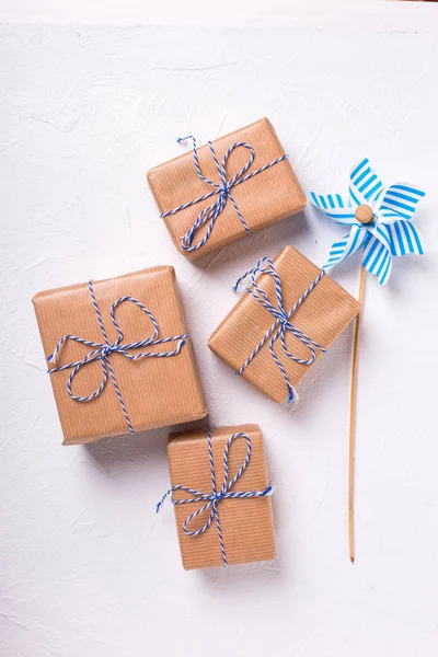 Hediyeler ve dokulu Beyaz ahşap zemin üzerinde dekoratif yel değirmeni ile şenlikli hediye kutuları