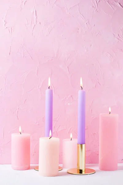 Velas Ardientes Color Rosa Violeta Cerca Pared Textura Blanca — Foto de Stock