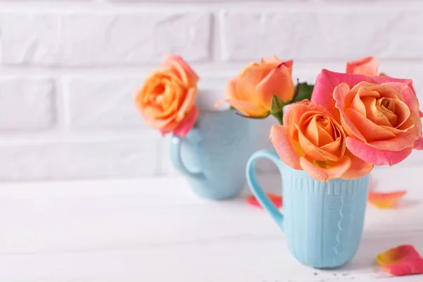 Roses Orange Fraîches Dans Des Tasses Bleues Sur Table Bois — Photo