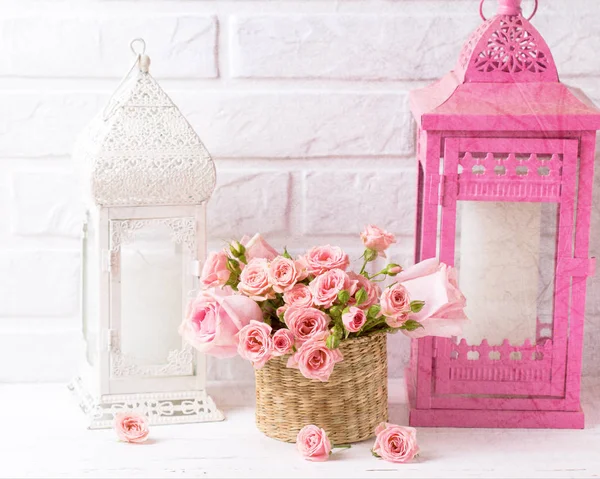 Rosas Rosadas Faroles Decorativos Contra Pared Ladrillo Blanco —  Fotos de Stock