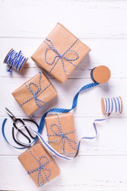 Sarılmış hediye kutuları şeritler üstten görünüm beyaz arka plan üzerinde