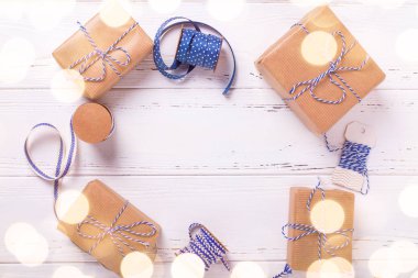 Beyaz arka plan şeritler ile sarılmış hediye kutuları