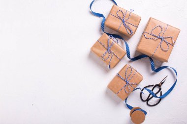 Beyaz arka plan şeritler ile sarılmış hediye kutuları