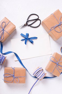 Boş etiket ve beyaz zemin üzerine sarılmış hediye kutuları