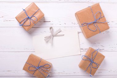 Boş etiket ve beyaz zemin üzerine sarılmış hediye kutuları. 