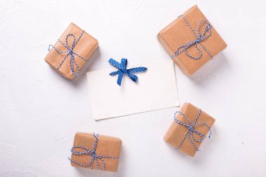 Boş etiket ve beyaz zemin üzerine sarılmış hediye kutuları. 