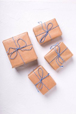 Beyaz arka plan şeritler ile sarılmış hediye kutuları