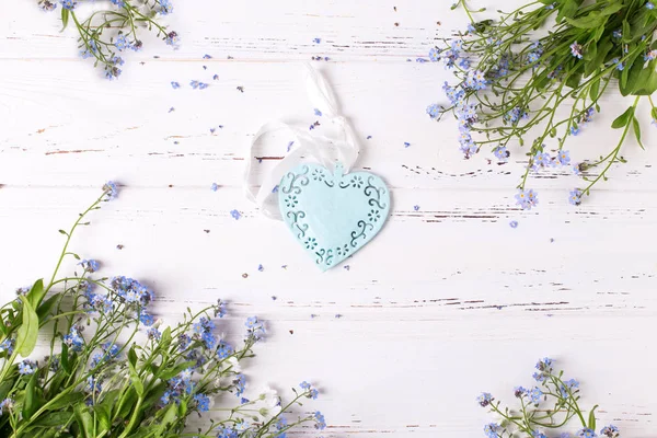 Dekorativt Hjärta Och Blå Myosotis Blommor Vit Bakgrund — Stockfoto