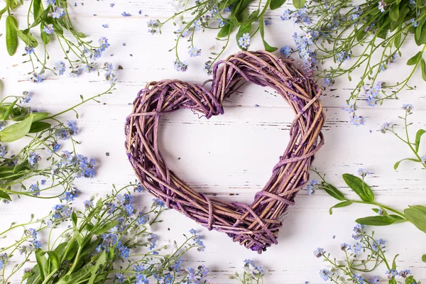 Dekorativt Hjärta Och Blå Myosotis Blommor Vit Bakgrund — Stockfoto