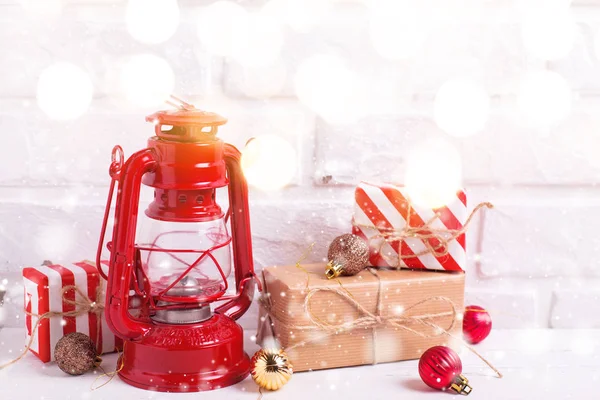 Karácsonyi Ajándékokat Piros Lámpa Fehér Háttér — Stock Fotó