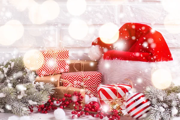 Juldekorationer Med Santa Hatt Och Fir Trädgrenar Vit Bakgrund — Stockfoto
