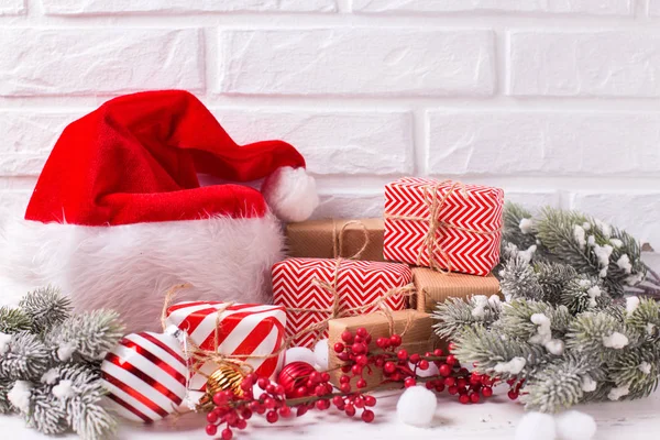 Decoraciones Navideñas Con Sombrero Santa Ramas Abeto Sobre Fondo Blanco —  Fotos de Stock