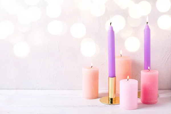 Pastellfarbe Verschiedene Brennende Kerzen Auf Weißem Strukturiertem Hintergrund — Stockfoto
