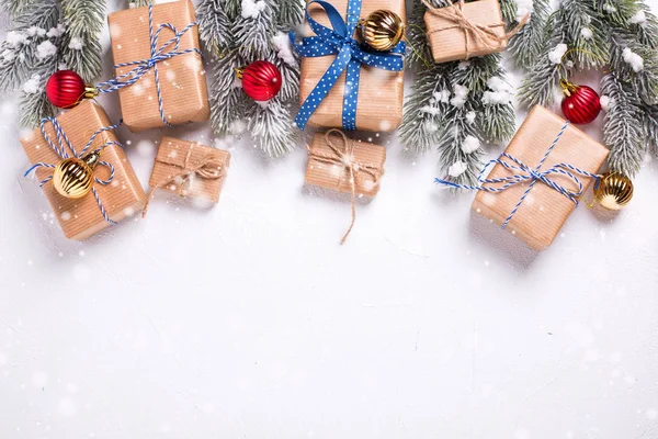 Regalos Navidad Envueltos Ramas Abeto Sobre Fondo Blanco — Foto de Stock