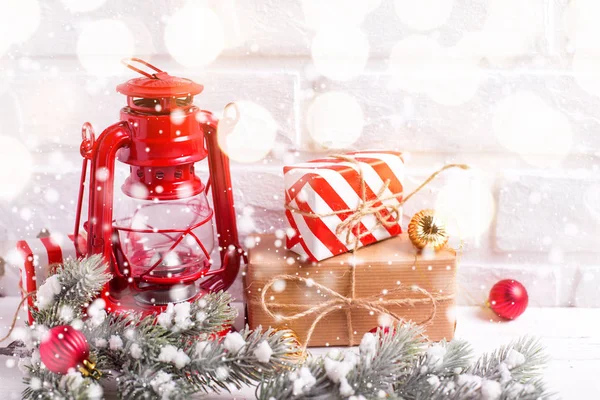 Χριστουγεννιάτικα Δώρα Κλαδιά Δέντρων Ελάτης Και Κόκκινο Φανάρι Λευκό Φόντο — Φωτογραφία Αρχείου