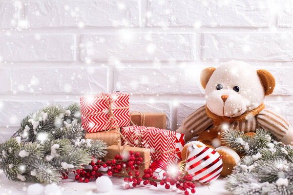 Медвежья игрушка, рождественские подарки и елки на белом фоне
.