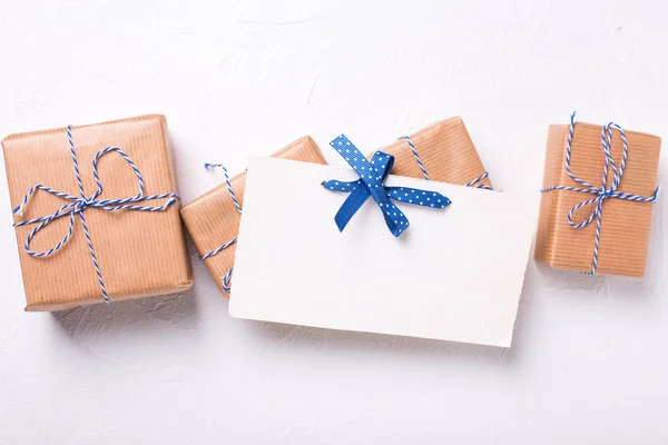 白色背景上的空标签和包装礼品盒 — 图库照片