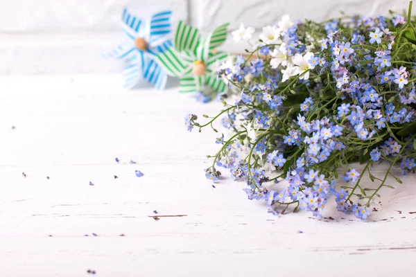 Blauwe Myosotis Bloemen Decoratieve Windmolens Witte Achtergrond — Stockfoto