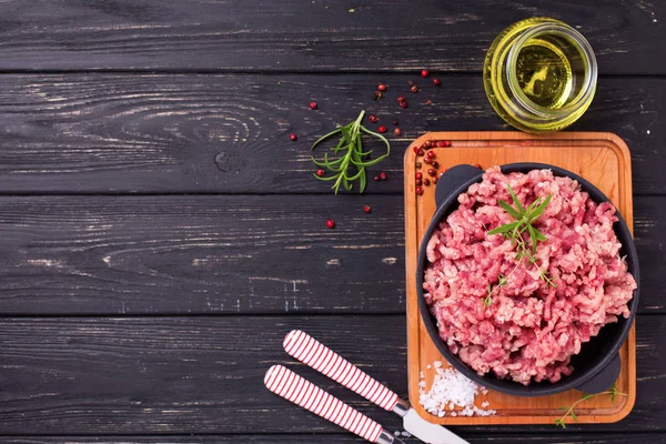 Carne Picada Tazón Con Ingredientes Para Cocinar Mesa Negra —  Fotos de Stock