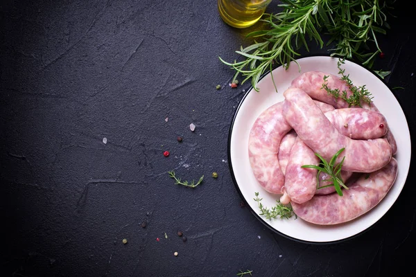 Hausgemachte Rohwürste Mit Kräutern Auf Schwarzem Strukturiertem Hintergrund — Stockfoto