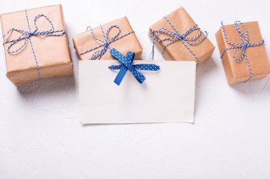 Boş etiket ve beyaz zemin üzerine sarılmış hediye kutuları