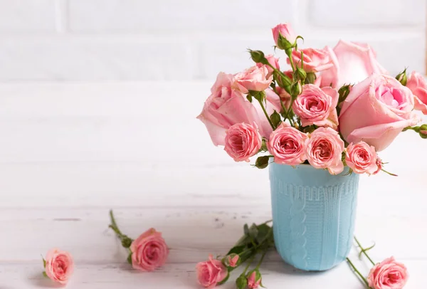 Roze Rozen Blauwe Beker Tegen Witte Bakstenen Muur — Stockfoto