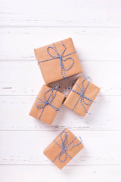 Boîtes Cadeaux Enveloppées Avec Rubans Sur Fond Blanc Bois — Photo