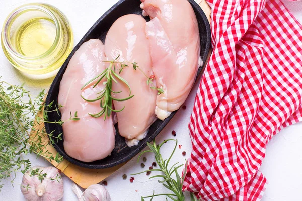 Rauw Kippenvlees Met Ingrediënten Voor Het Koken Witte Tafel — Stockfoto