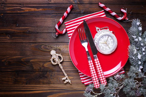 Roter Teller Messer Und Gabel Und Weihnachtsdekoration Auf Holztisch — Stockfoto