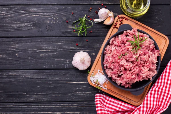 Carne Macinata Con Aglio Erbe Sfondo Nero — Foto Stock