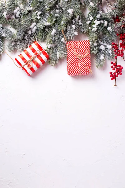 Τυλιγμένο Χριστουγεννιάτικα Δώρα Και Κλαδιά Δέντρων Ελάτης Λευκό Υφή Φόντου — Φωτογραφία Αρχείου