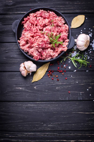 Carne Macinata Ciotola Con Ingredienti Cottura Sul Tavolo Nero — Foto Stock