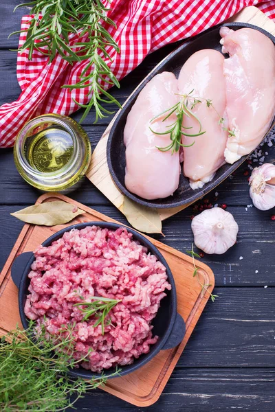 Rauwe Ongekookte Kipfilet Gehakt Vlees Met Ingrediënten Voor Het Koken — Stockfoto