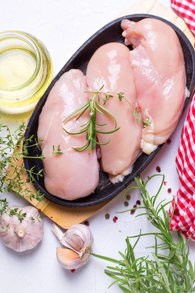 Kycklingkött Med Ingredienser För Matlagning Vitt Bord — Stockfoto