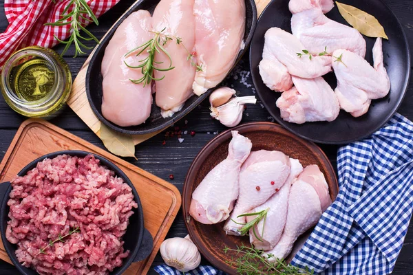 Çiğ Tavuk Kıyma Ile Siyah Ahşap Arka Plan Üzerine Yemek — Stok fotoğraf