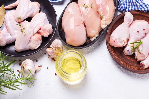 Pernas Frango Crus Asas Seios Com Ingredientes Para Cozinhar — Fotografia de Stock