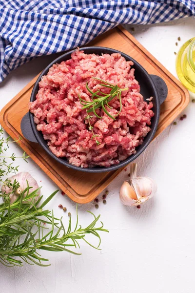 Carne Picada Tazón Con Ajo Hierbas —  Fotos de Stock
