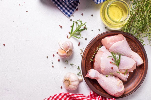 Tabakta Yemek Pişirmek Için Malzemelerle Çiğ Tavuk Budu — Stok fotoğraf