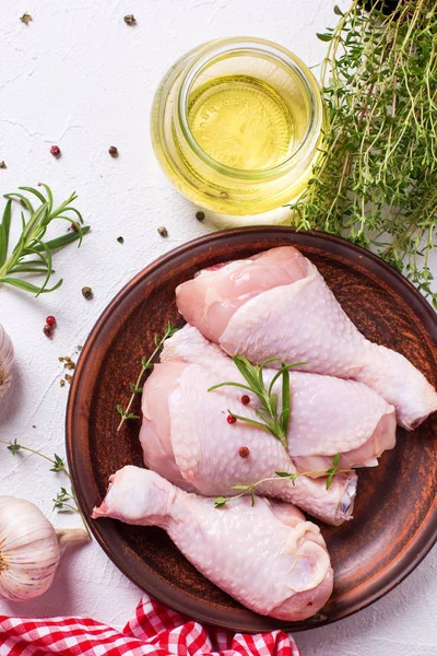 Tabakta Yemek Pişirmek Için Malzemelerle Çiğ Tavuk Budu — Stok fotoğraf