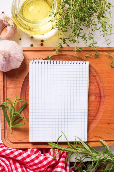 Notebook Vazio Para Receitas Com Ervas Frescas Especiarias Fundo Madeira — Fotografia de Stock