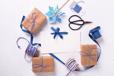 Boş etiket ve armağan üstünde beyaz arka plan ile sarılmış hediye kutuları