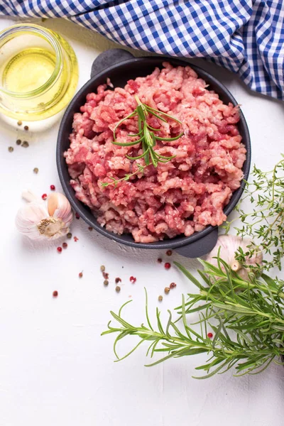 Carne Picada Cruda Tazón Con Ingredientes Para Cocinar —  Fotos de Stock