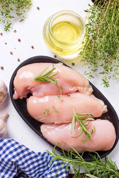 Rauwe Ongekookte Kipfilets Kom Met Ingrediënten Voor Het Koken Lichte — Stockfoto