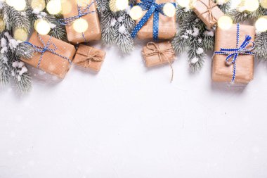 Kaydırılan Noel hediyeleri ve köknar ağacı dalları üstten görünüm 