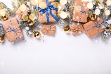 Kaydırılan Noel hediyeleri ve köknar ağacı dalları üstten görünüm 