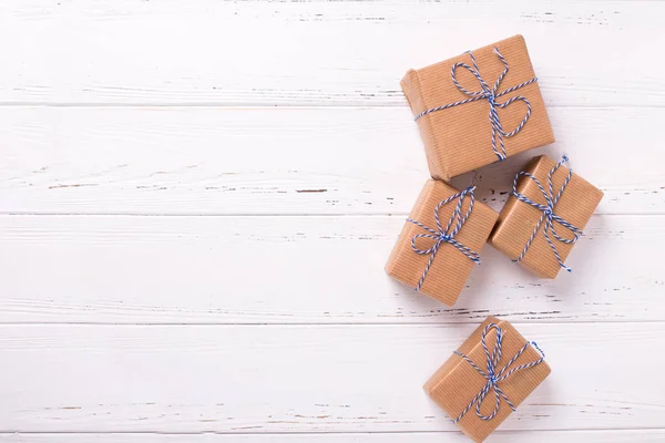 Cajas Regalo Festivas Con Regalos Sobre Fondo Madera Blanca Texturizada — Foto de Stock