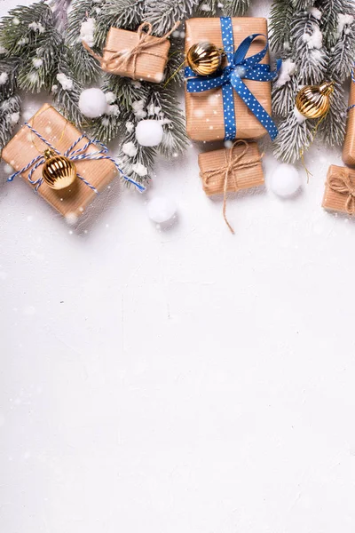 Vue Dessus Des Cadeaux Noël Enveloppés Des Branches Sapin — Photo