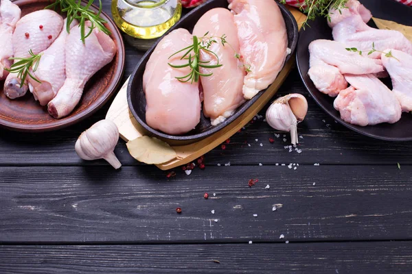 Çiğ Çiğ Tavuk Göğsü Kanatlar Bacaklar Veya Sopaları Ile Yemek — Stok fotoğraf