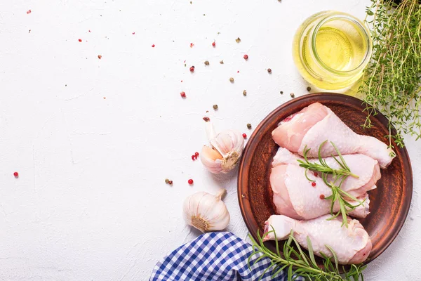 Çiğ Çiğ Tavuk Budu Veya Sopaları Malzemelerle Yemek Pişirmek Için — Stok fotoğraf
