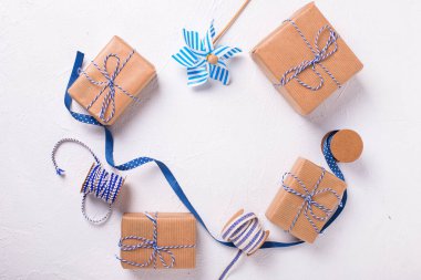 Armağan üstünde beyaz dokulu arka plan ile sarılmış hediye kutuları çerçevesinden. Seçici odak. Üstten görünüm. Metin için yer. 